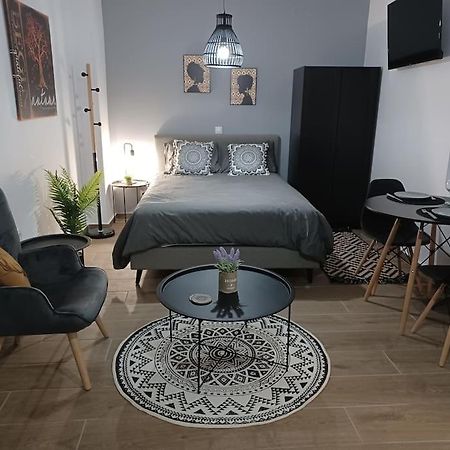 Petite Suite With Backyard. Mytilene ภายนอก รูปภาพ