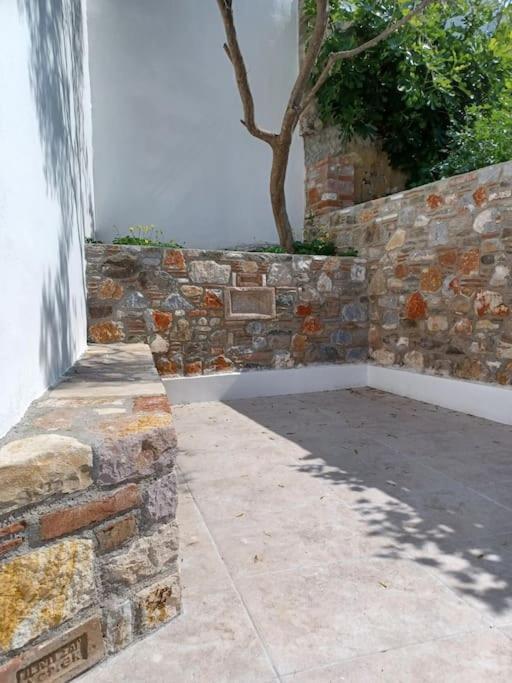 Petite Suite With Backyard. Mytilene ภายนอก รูปภาพ